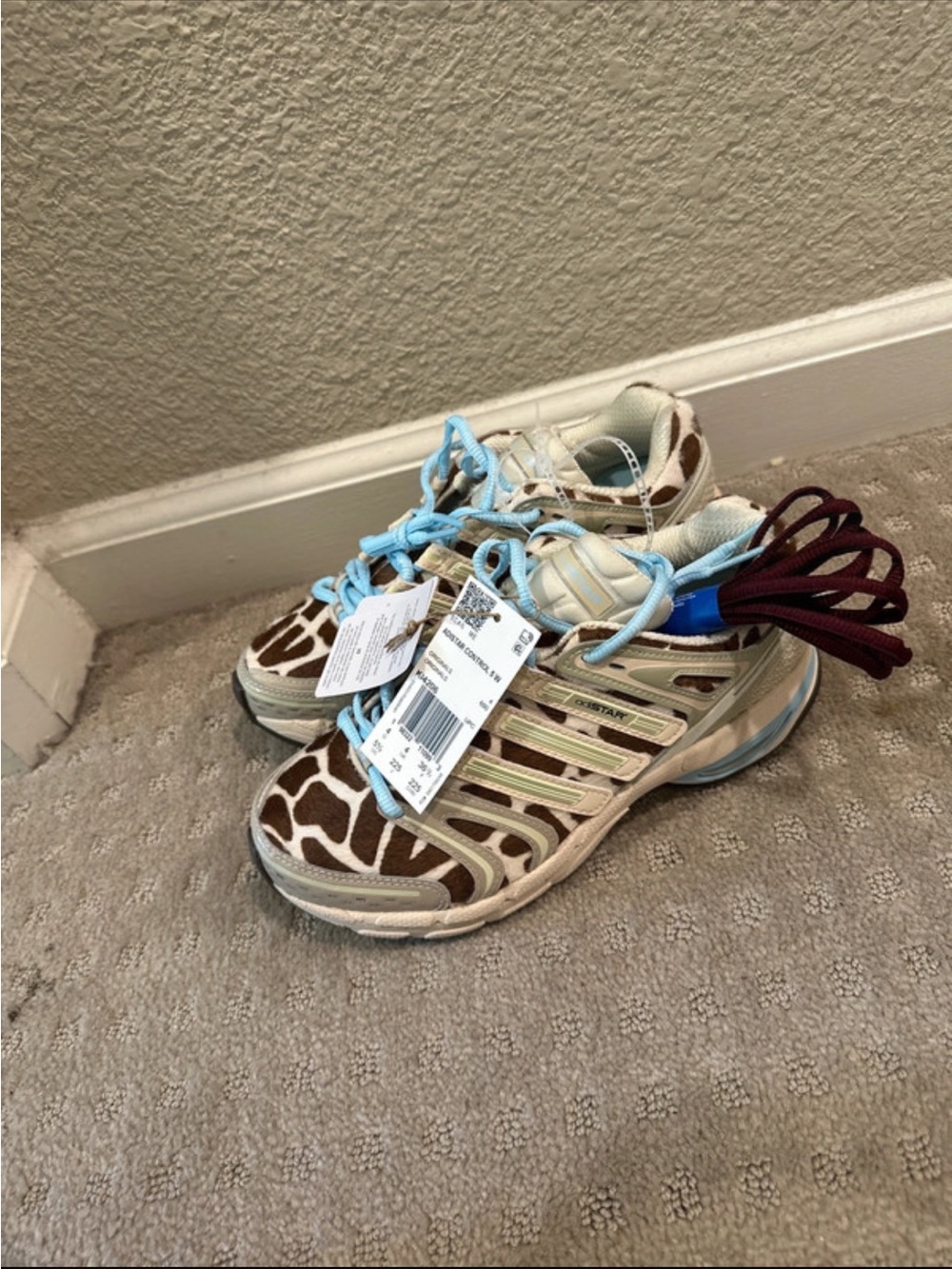 adidas Girls Giraffe Print Sneakers with Light Blue Laces - Picture 4 of 7